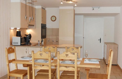 Saint-Pierre-de-Clages Apartment | Apartment Les Platanes F4