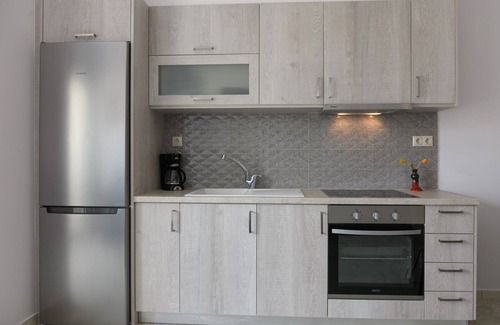 Kokinos Pirgos Apartment | Apartment located on the coastline of Kokkinos Pirgos with sea and beach view.