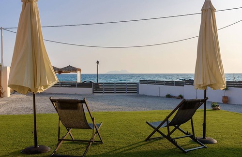 Kokinos Pirgos Apartment | Apartment located on the coastline of Kokkinos Pirgos with sea and beach view.