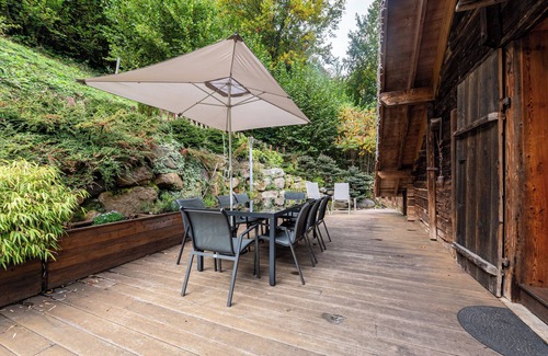 Les Clefs Apartment | Apartment 'Locdecharme' with Mountain View, Private Terrace and Wi-Fi