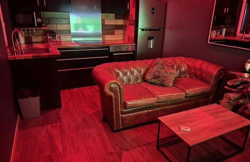 Caderousse Apartment | Apartment 'Love Room - Rhôna' with Wi-Fi and Air Conditioning