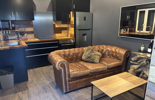 Caderousse Apartment | Apartment 'Love Room - Rhôna' with Wi-Fi and Air Conditioning