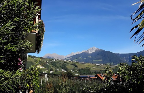Lagundo Apartment | Apartment 'Löwenzahn' with Mountain View, Wi-Fi and Air Conditioning