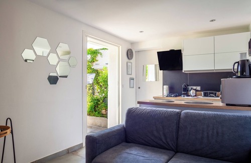 Aix-en-Provence House | Apartment 'Lucerta Bella' with Shared Pool, Wi-Fi and Air Conditioning