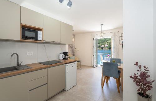 Zaton House | Apartment Lucija - waterfront with sunbeds!