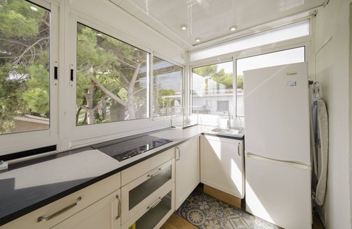 Castelldefels Apartment | Apartment 'Luz y Color' with Private Terrace, Wi-Fi and Air Conditioning
