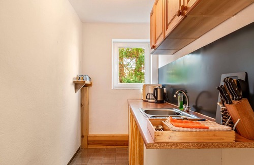 Aicha vorm Wald Apartment | Apartment 'Möblierte Wohnung Ferienwohnung' with Shared Terrace, Shared Garden and Wi-Fi