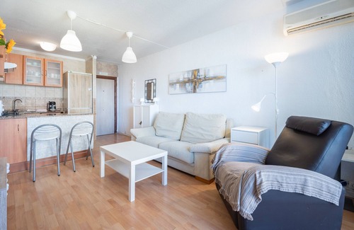 Playa Pobla de Farnals Apartment | Apartment 'Mabel' with Shared Pool, Wi-Fi and Air Conditioning