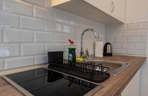 Ciudad Universitaria Apartment | Apartment Madrid Centro, 5 minutes walk from the metro, full bath, wash/dryer.