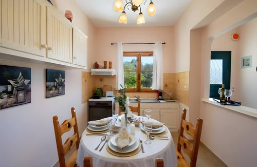 Vlachopoulatika Apartment | Apartment 'Maestro 2' with Balcony, Wi-Fi and Air Conditioning