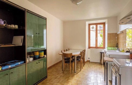 Pontgibaud House | Apartment 'Maison De Caractere- Puy De Dome' with Shared Garden