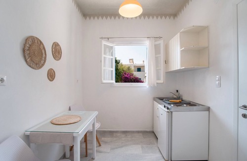 Mikri Vigla Apartment | Apartment 'Maroulis Studios - Studio 2' with Private Garden, Wi-Fi and Air Conditioning