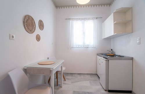 Mikri Vigla Apartment | Apartment 'Maroulis Studios - Studio 2' with Private Garden, Wi-Fi and Air Conditioning