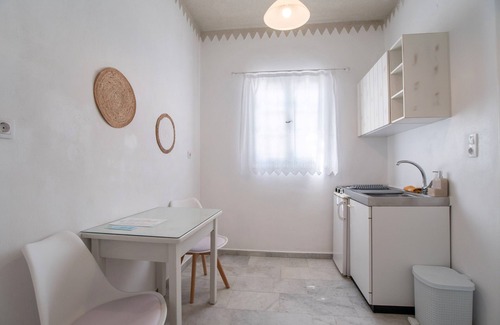 Mikri Vigla Apartment | Apartment 'Maroulis Studios - Studio 4' with Private Garden, Wi-Fi and Air Conditioning