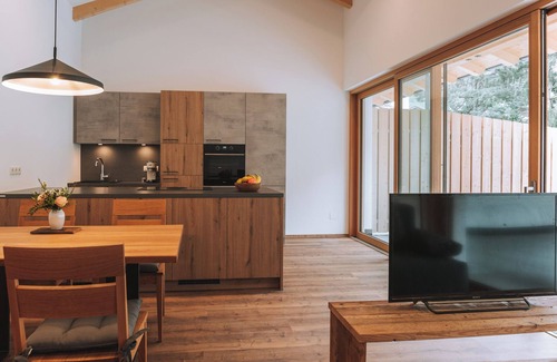 Lana Apartment | Apartment 'Matscherhof Apple Blossom Exclusive' with Mountain View, Wi-Fi and Air Conditioning