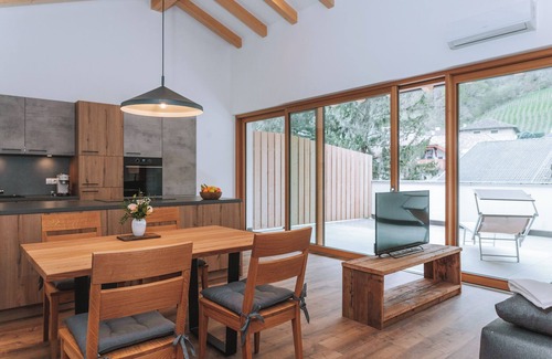 Lana Apartment | Apartment 'Matscherhof Apple Blossom Exclusive' with Mountain View, Wi-Fi and Air Conditioning