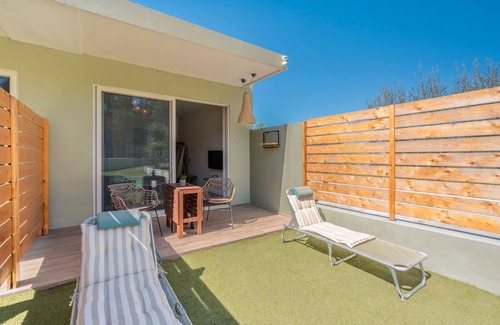 Archangelos Apartment | Apartment 'Mb Luxury Suites Charaki No 3' with Private Pool, Wi-Fi and Air Conditioning