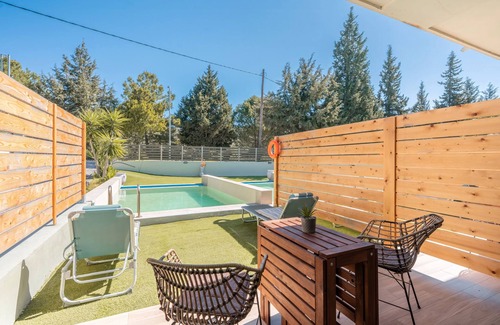 Archangelos Apartment | Apartment 'Mb Luxury Suites Charaki No 3' with Private Pool, Wi-Fi and Air Conditioning