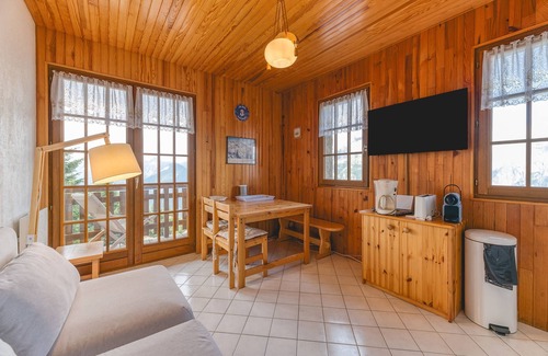 Villard-Reculas Apartment | Apartment 'Meije 4 Chaleureux' with Mountain View, Balcony and Wi-Fi
