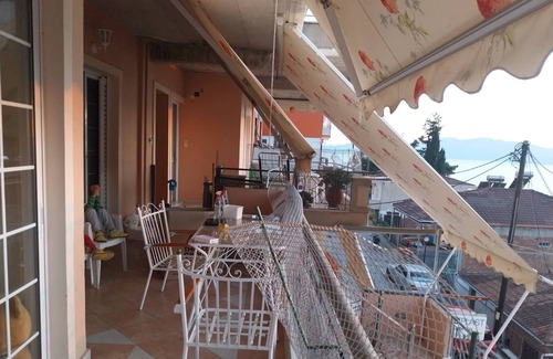 Menidion Apartment | Apartment 'Menidi' with Sea View, Wi-Fi and Air Conditioning