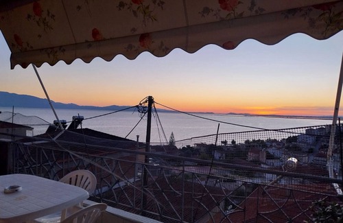 Menidion Apartment | Apartment 'Menidi' with Sea View, Wi-Fi and Air Conditioning