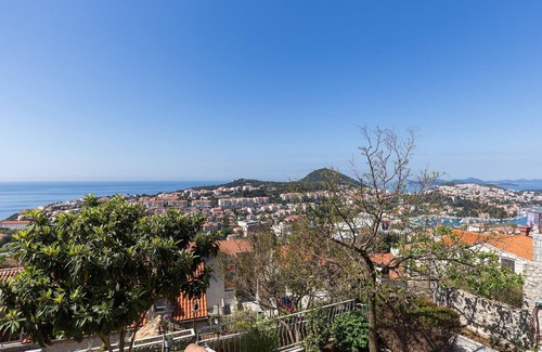 Gornji Kono Apartment | Apartment Milić - Two Bedroom Apartment with Terrace and Sea View (Sinjska 15)