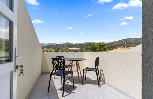 Episkopos Apartment | Apartment 'Miralis' with Mountain View, Wi-Fi and Air Conditioning