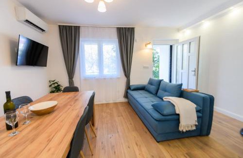 Brinje Apartment | Apartment Miranda with terrace and BBQ by the sea