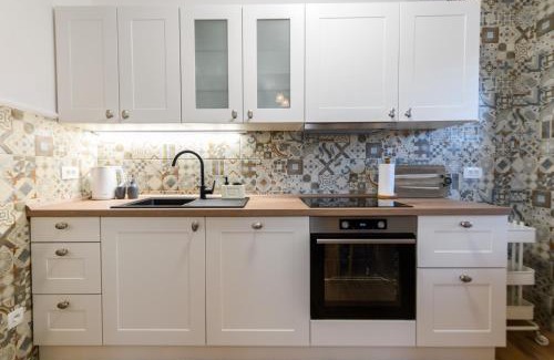 Brinje Apartment | Apartment Miranda with terrace and BBQ by the sea