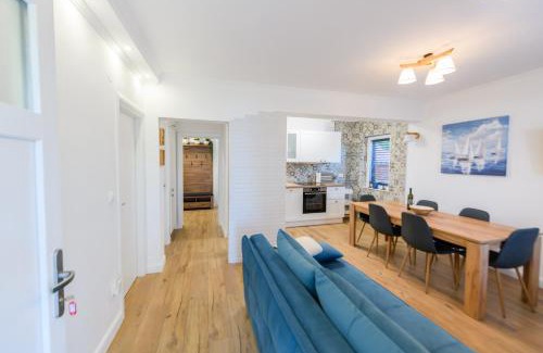 Brinje Apartment | Apartment Miranda with terrace and BBQ by the sea