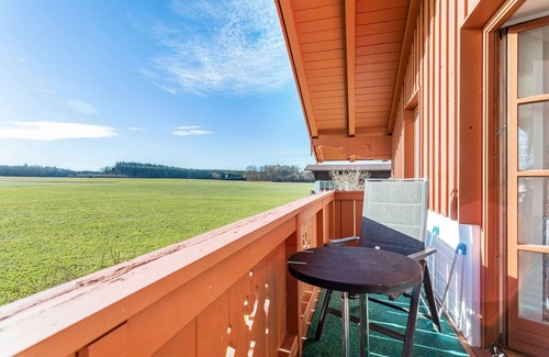 Ebersberg District Apartment | Apartment 'Mit Balkon & Terrasse' with shared garden and Wi-Fi
