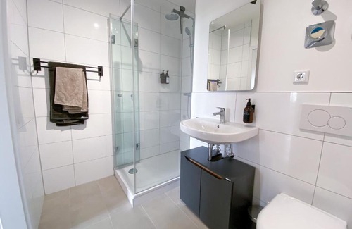 Hammfeld Apartment | Apartment mit Rheinblick, Messe, Balkon, Küche, Parkplatz
