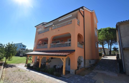 Porat Apartment | Apartment Mladenka 2 with Balcony