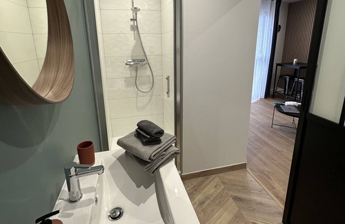 Jouvence Apartment | Apartment-Modern-Shower-City view
