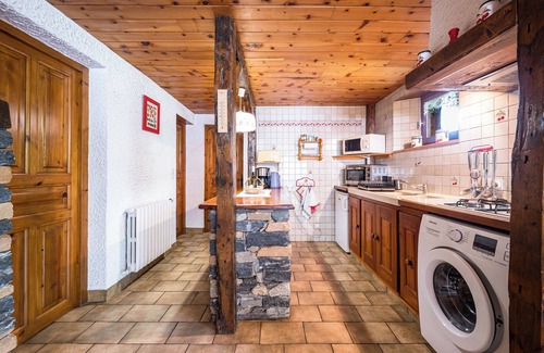 Bramans Apartment | Apartment 'Montagnard Savoyard' with Mountain View, Private Terrace and Wi-Fi
