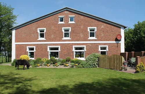 Kronprinzenkoog Apartment | Apartment 'Morgensonne' with Shared Terrace, Shared Garden and Wi-Fi