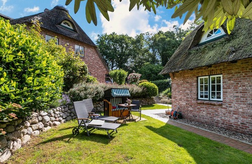 Dorpling Apartment | Apartment 'My Little Rose Cottage' with Private Terrace, Private Garden and Wi-Fi