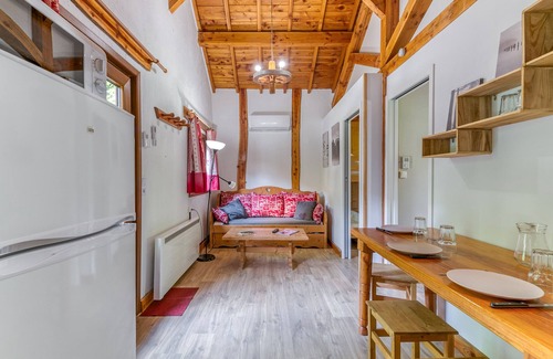Vaulnaveys-le-Bas RV Rental | Apartment 'Myosotis' with Mountain View, Wi-Fi and Air Conditioning