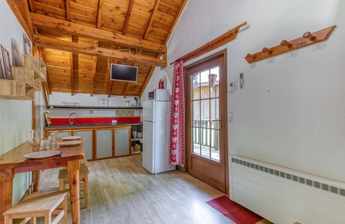 Vaulnaveys-le-Bas RV Rental | Apartment 'Myosotis' with Mountain View, Wi-Fi and Air Conditioning
