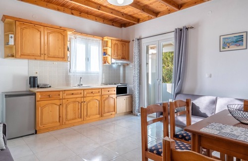 Peroulades Apartment | Apartment 'Natura 1' with Sea View, Wi-Fi and Air Conditioning