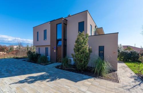 Karigador Villa | Apartment near beach with pool