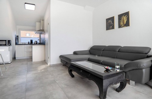 Gronau Apartment | Apartment 'Neubau Mit Balkon' with Balcony