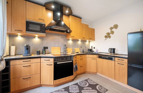 Neunkirchen Apartment | Apartment 'Neue 4 Zi Küche Bad Parknähe' with Balcony and Wi-Fi