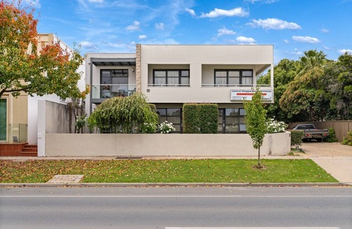 Shepparton South Apartment | Apartment No 2 · Central Shepparton Apartment great view of lake
