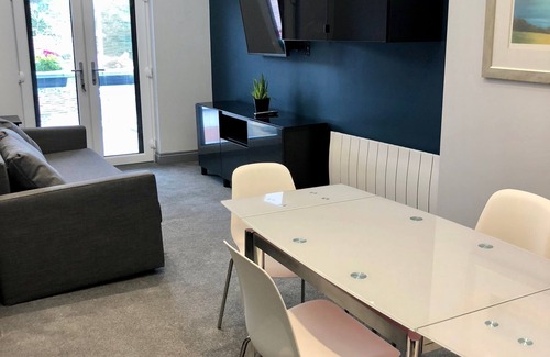 Beaconsfield Apartment | Apartment No. 2 WRS Beaconsfield New Town Central Easy walk to NFTS & Station