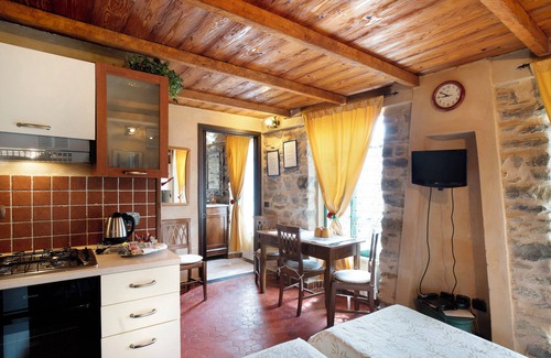Apricale Apartment | Apartment "Nonna Garì" with Mountain View & Balcony