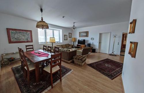 Grafenwohr Apartment | Apartment O3 - Gehobene 6-Zimmer Wohnung 175qm für 1-7 Personen 2x DZ 3x EZ