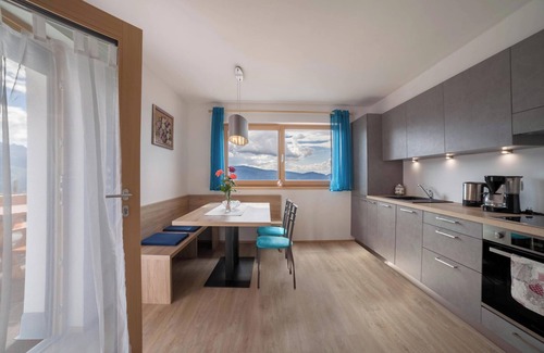 Tirolo Apartment | Apartment "Oberhochmuthof" with Beautiful View at the "Meraner Höhenweg"