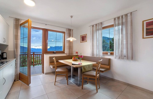 Tirolo Apartment | Apartment 'Oberötzbauer Alpenrose' with Mountain View, Shared Garden and Wi-Fi