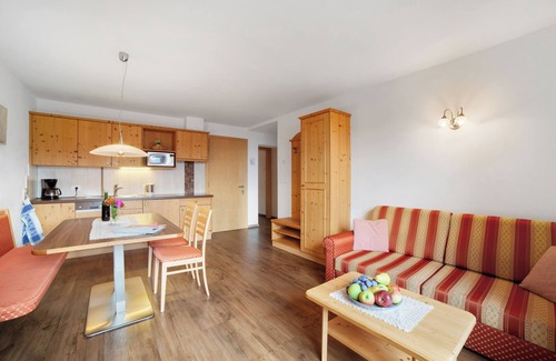 Tirolo Apartment | Apartment 'Oberötzbauer Enzian' with Mountain View, Shared Garden and Wi-Fi